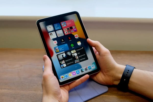 ipad-mini-6-in-hand-920x613
